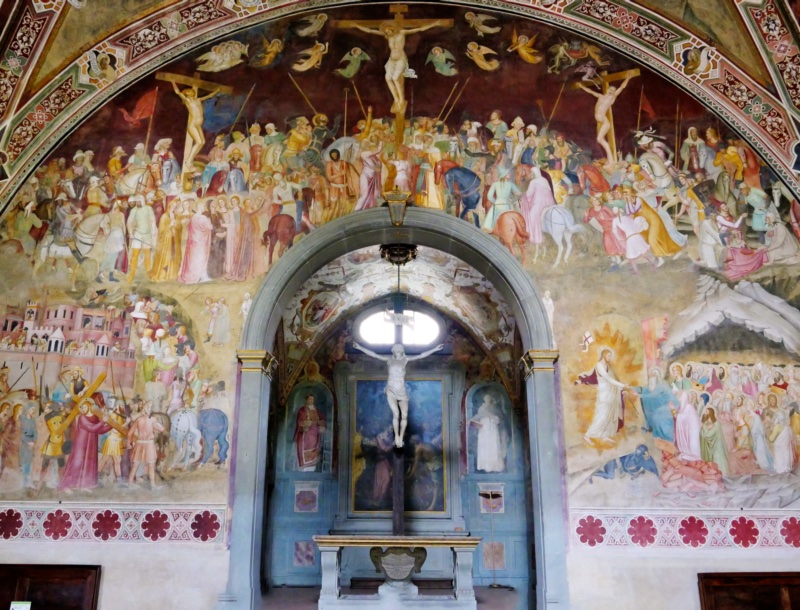 Santa Maria Novella, Spanish Chapel: the north wall, with the Crucifixion between the two thieves filling the lunette above a thronged crowd of soldiers and mourners, the Bearing of the Cross issuing from the gate of Jerusalem at the lower left, the Descent into Limbo at the lower right, and the arch of the axial chapel opening between them