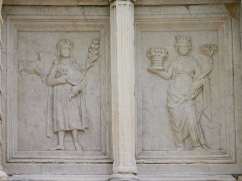 Fontana Maggiore, Perugia: April relief, two spring personifications holding flowering branches and a basket of blossoms
