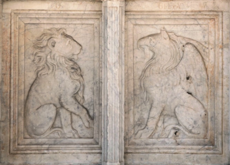 Fontana Maggiore, Perugia: heraldic panels of the Guelph lion and the griffin of Perugia, confronted across a colonnette, 1278