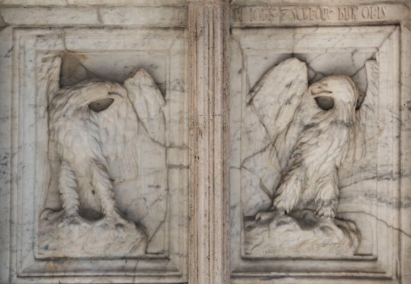 Fontana Maggiore, Perugia: pair of eagles on rocky mounds, the right panel bearing Giovanni Pisano's signature inscription
