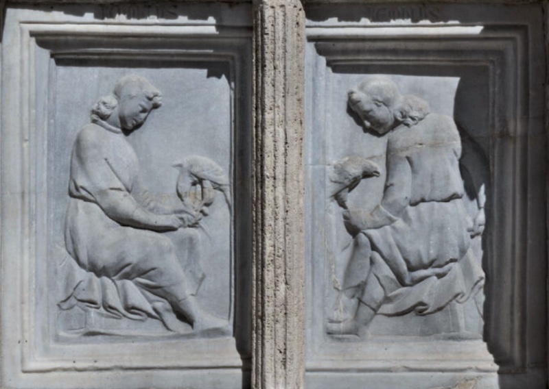 Fontana Maggiore, Perugia: the twin founders of Rome seated as young noblemen, each with a falcon on his fist, legends ROMULUS and REMUS
