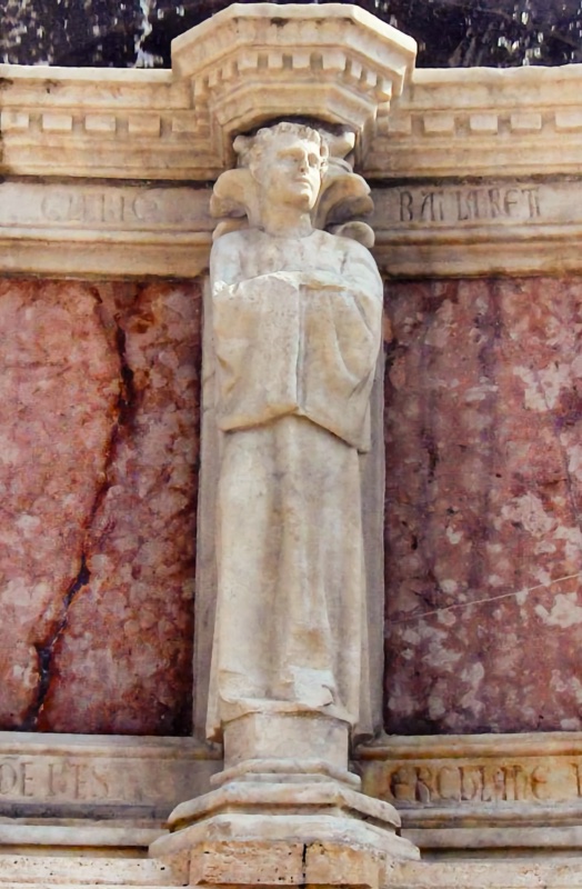 Fontana Maggiore, Perugia: statue of The Cleric of Saint Lawrence holding a liturgical book to his chest, legend CLERICUS BEATI LAURENTII, upper basin, 1278