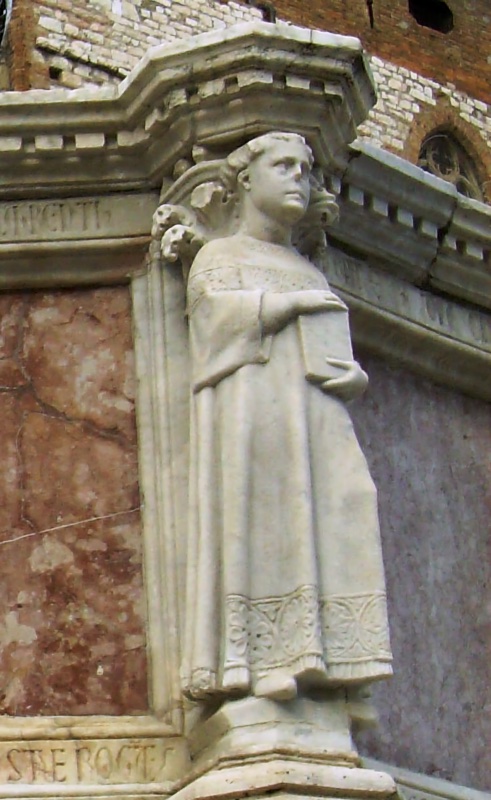 Fontana Maggiore, Perugia: statue of Saint Lawrence in an ornamented dalmatic holding the Gospel book, above the verse 'sancte rogate', upper basin, 1278