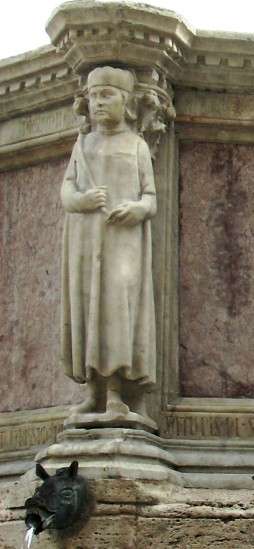 Fontana Maggiore, Perugia: statue of Matteo da Correggio, podestà of Perugia, a clean-shaven magistrate in a flat cap and long gown holding a baton, above a bronze animal-head spout, 1278