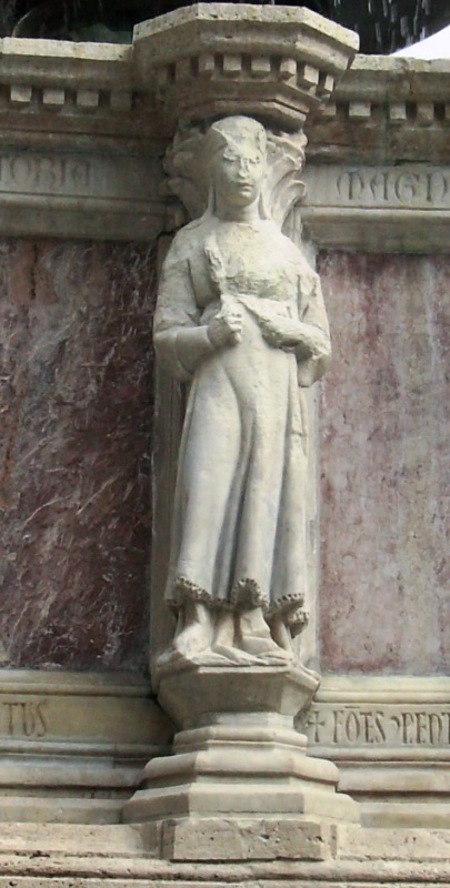 Fontana Maggiore, Perugia: statue of Victoria on the upper basin, a young woman holding the palm of victory, with the legend VICTORIA and the verse 'fontes pendent super' on the cornice, 1278