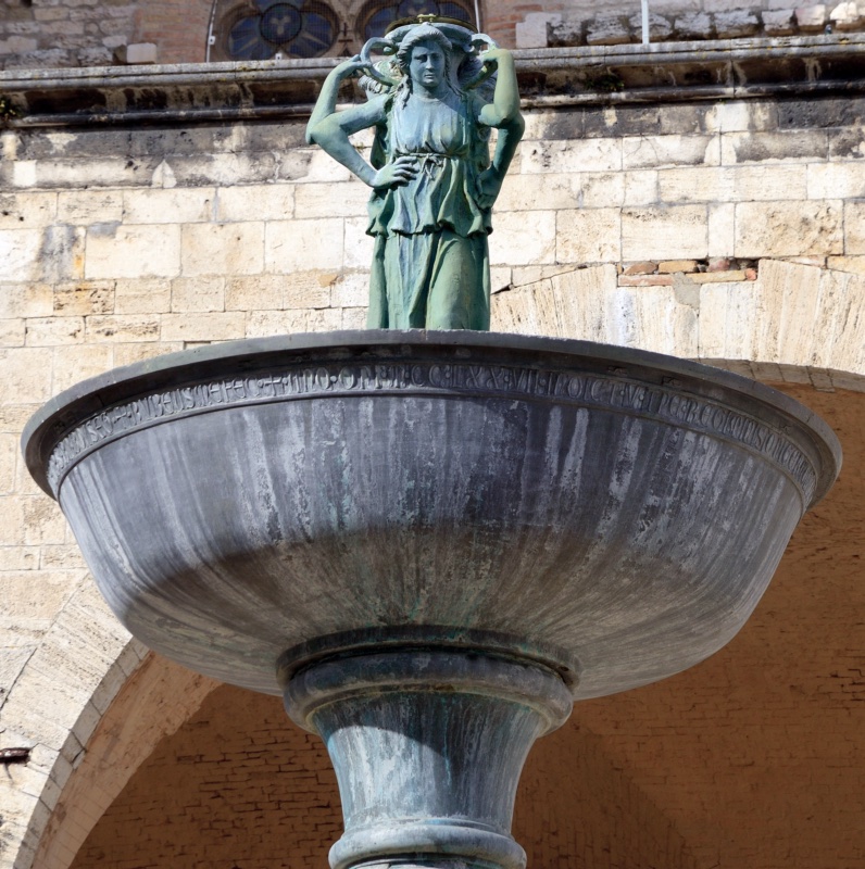 Fontana Maggiore, Perugia: bronze cup inscribed by the founder Rubeus in 1277, surmounted by the group of three water-bearers raising a vessel above their heads