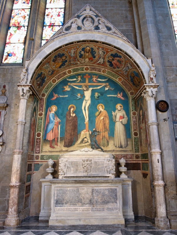 Chapel of Ciuto Tarlati in Arezzo Cathedral: Gothic marble aedicule by Giovanni di Agostino, 1334, with Annunciation statuettes and gable relief, framing the Crucifixion fresco attributed to the Maestro del Vescovado with a kneeling armoured donor, above a reused fourth-century sarcophagus