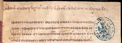 Page of a Carolingian Gospel book on pale parchment. Across the top margin runs a single line in small reddish-brown medieval minuscule: the ownership note of Saint Martin's church on the Moselle with a curse against theft.