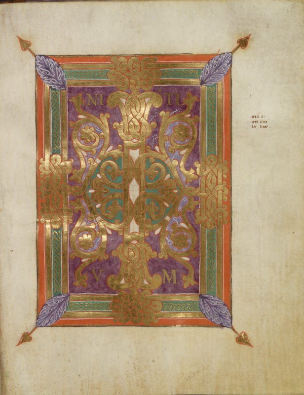Ottonian manuscript incipit page. On a deep purple panel, a monumental gold initial I rises through the centre, its stem left partly in bare parchment and bound by gold bands, with dense knots of gold interlace at top and bottom that break through the frame. Symmetrical gold scrolls spring from the stem, enclosing a green oval at the centre and four roundels with gold rosettes on lilac grounds. Gold capitals NI and TI stand in the upper corners and V and M in the lower corners, spelling INITIUM. The frame consists of orange, gold and green bands with gold interlace, with lilac acanthus leaves at the corners, gold interlace knots at the midpoints of the sides, and heart-shaped gold finials projecting diagonally from the outer corners. A short note in small minuscule appears in the right margin